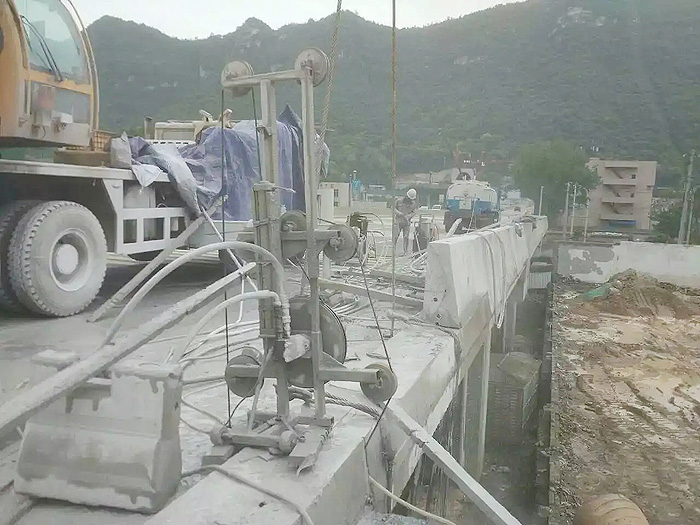 我公司繩據切割在橋梁拆除中的應用案例 我公司繩據切割在橋梁拆除中的應用案例